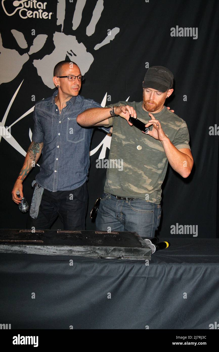 LOS ANGELES - 18 JUIN : Chester Bennington, Dave Farrell à la cérémonie d'intronisation de Linkin Park Rockwalk au Centre de Guitare le 18 juin 2014 à Los Angeles, CA Banque D'Images