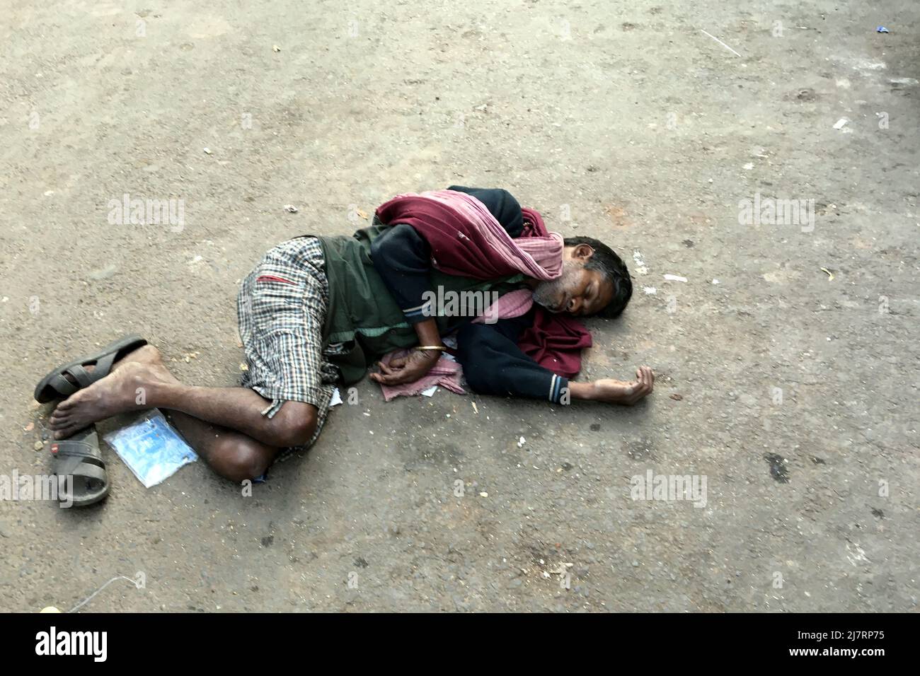 Homme sans abri dormant dans une rue à Kolkata, Inde Banque D'Images