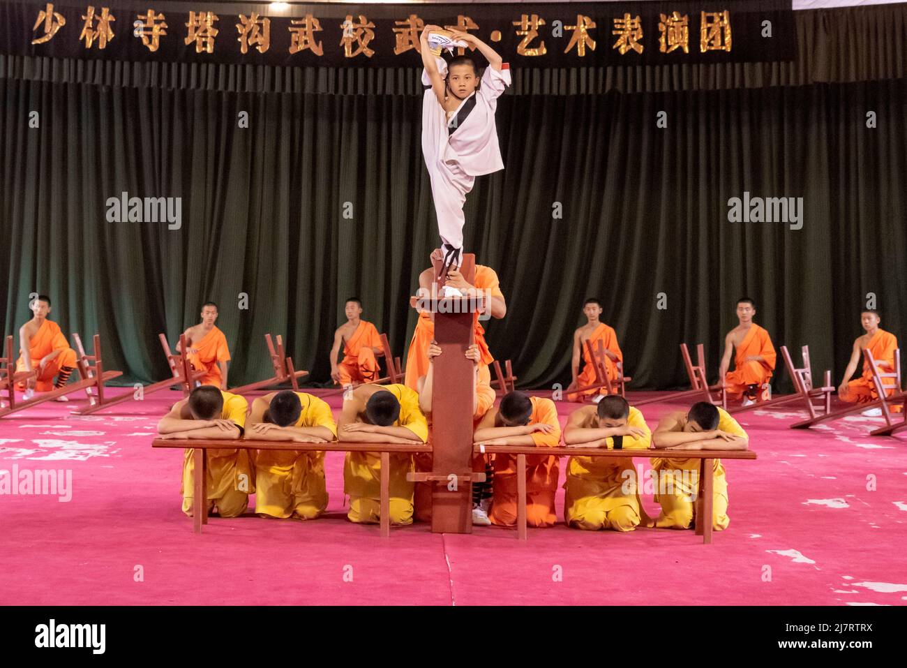 Démonstration de kung fu de Shaolin par des apprentis au temple de Shaolin à Dengfeng, Henan, Chine. Banque D'Images