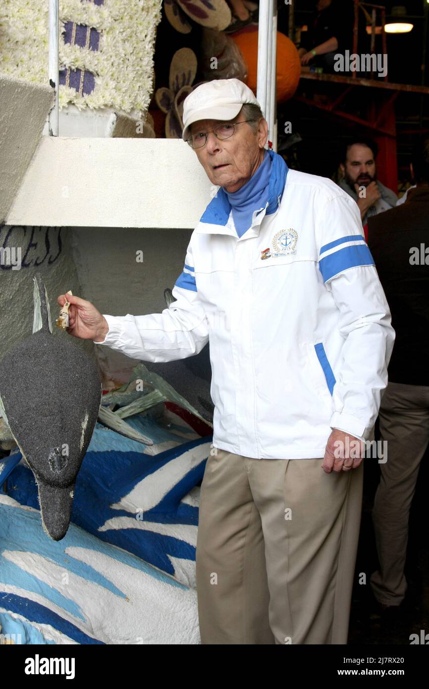 LOS ANGELES - DEC 30: Bernie Kopell à l'original 'Love Boat' Cast décore Princess Cruises' Rose Parade Float à un Rosemont Pavilion le 30 décembre 2014 à Pasadena, CA Banque D'Images