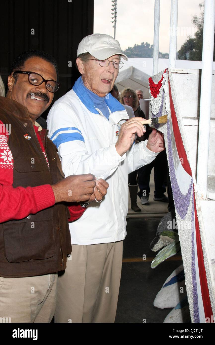 LOS ANGELES - DEC 30 : Ted Lange, Bernie Kopell au 'Love Boat' original, le Cast décore le Float Rose Parade Princess Cruises à un Pavillon Rosemont le 30 décembre 2014 à Pasadena, CA Banque D'Images