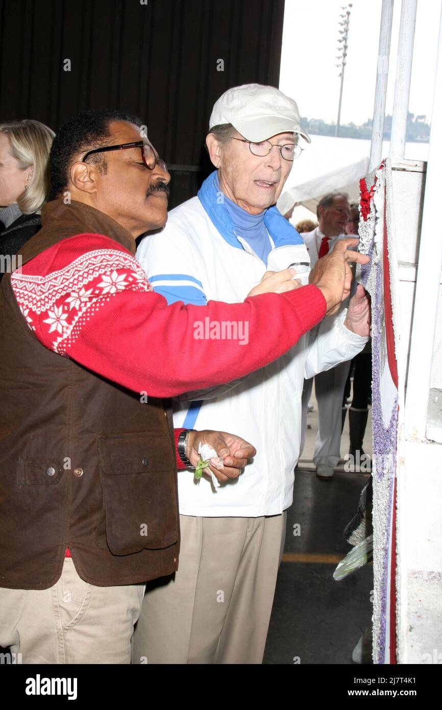 LOS ANGELES - DEC 30 : Ted Lange, Bernie Kopell au 'Love Boat' original, le Cast décore le Float Rose Parade Princess Cruises à un Pavillon Rosemont le 30 décembre 2014 à Pasadena, CA Banque D'Images