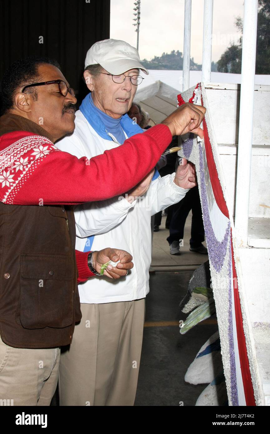 LOS ANGELES - DEC 30 : Ted Lange, Bernie Kopell au 'Love Boat' original, le Cast décore le Float Rose Parade Princess Cruises à un Pavillon Rosemont le 30 décembre 2014 à Pasadena, CA Banque D'Images