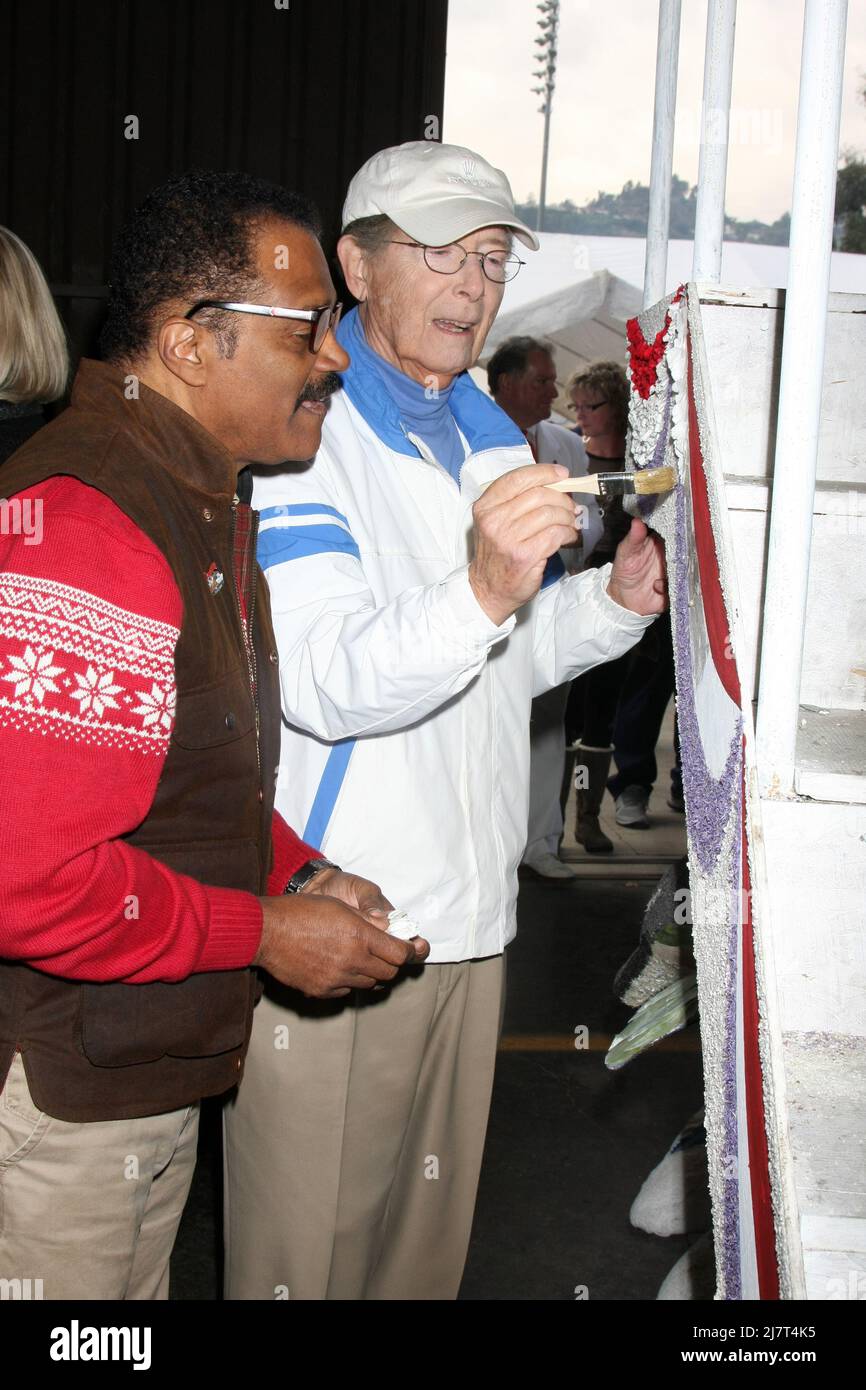 LOS ANGELES - DEC 30 : Ted Lange, Bernie Kopell au 'Love Boat' original, le Cast décore le Float Rose Parade Princess Cruises à un Pavillon Rosemont le 30 décembre 2014 à Pasadena, CA Banque D'Images