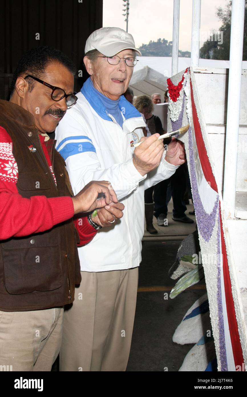 LOS ANGELES - DEC 30 : Ted Lange, Bernie Kopell au 'Love Boat' original, le Cast décore le Float Rose Parade Princess Cruises à un Pavillon Rosemont le 30 décembre 2014 à Pasadena, CA Banque D'Images