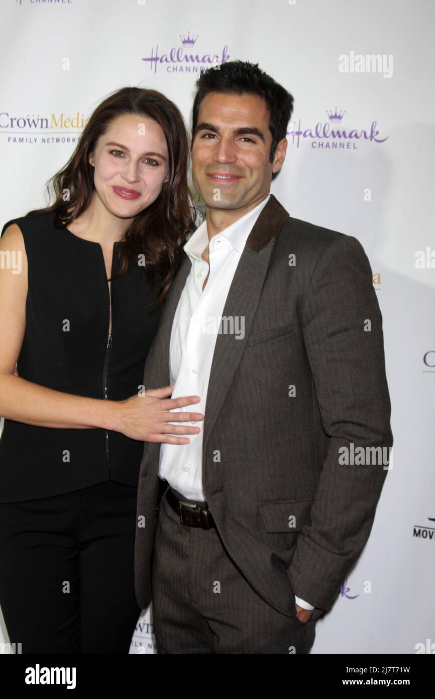 LOS ANGELES - 4 NOVEMBRE : Kaitlin Riley, Jordi Vilasuso à la réception de projection « NORTHPOLE » du canal Hallmark au restaurant la Piazza du Grove le 4 novembre 2014 à Los Angeles, en Californie Banque D'Images