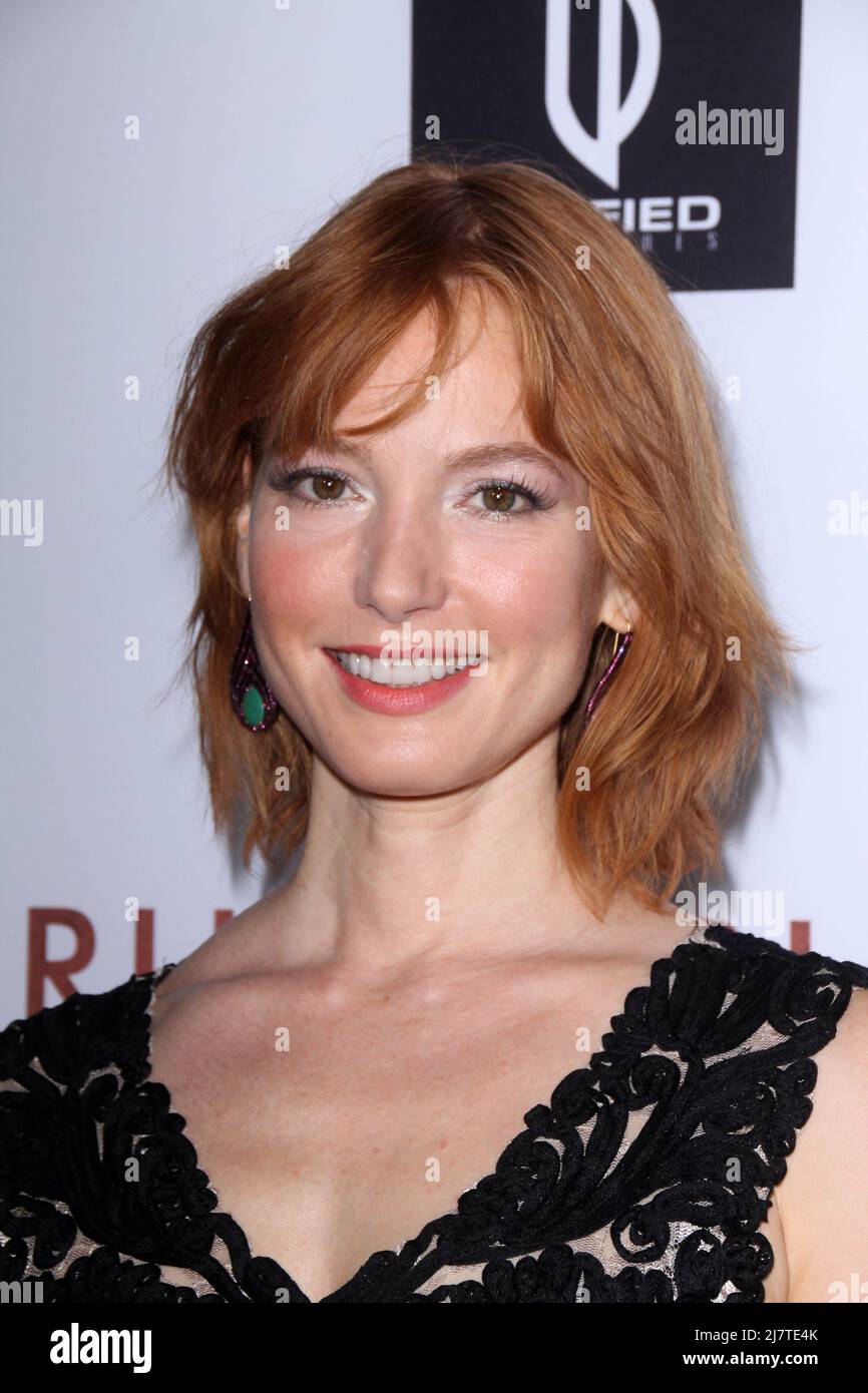LOS ANGELES - octobre 7 : Alicia Witt à la première « sans gouvernail » au Vista Theatre le 7 octobre 2014 à Los Angeles, CA Banque D'Images