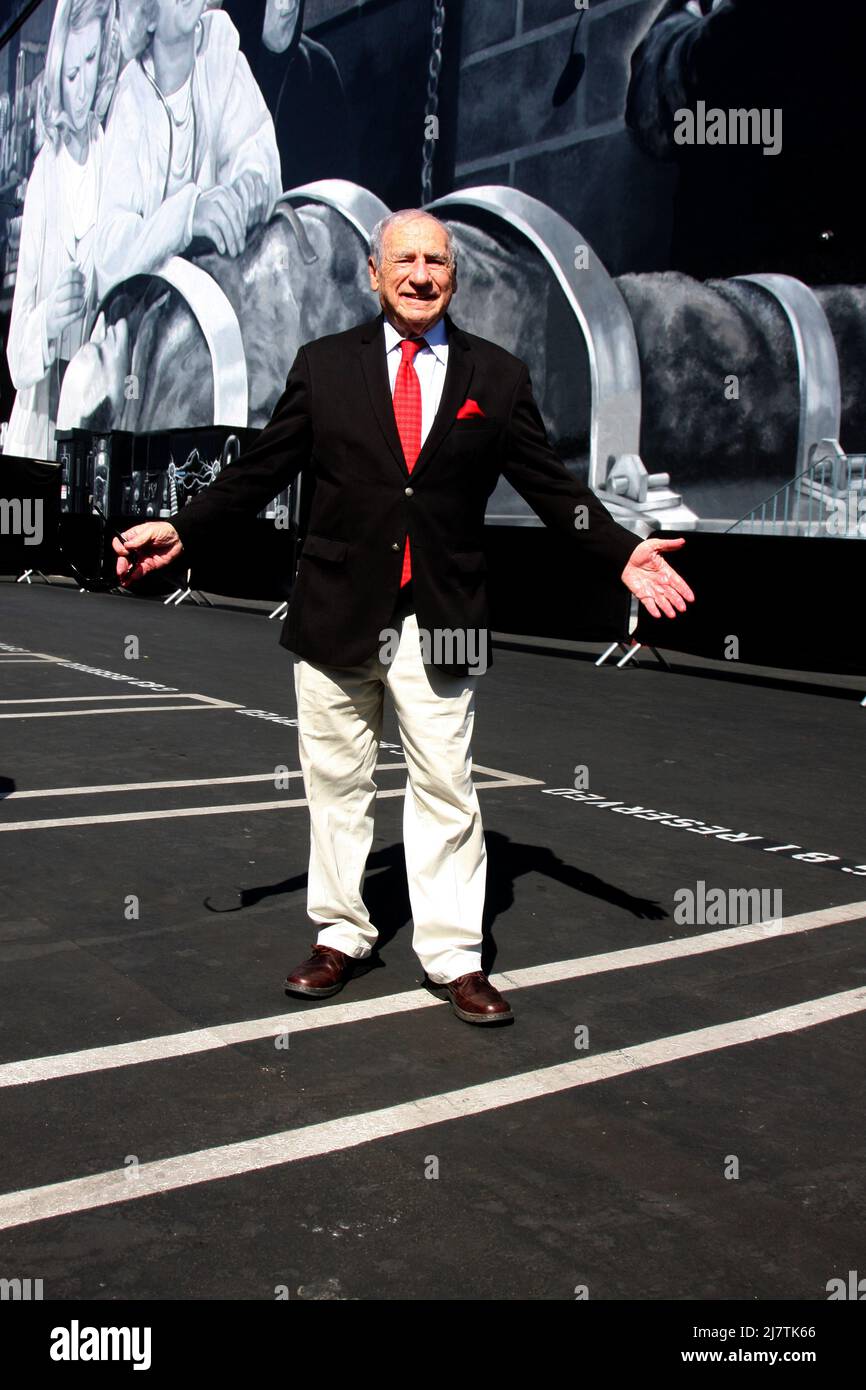 LOS ANGELES - OCT 23: Mel Brooks au dévouement de la rue Mel Brooks et la jeune présentation murale Frankenstein au 20th Century Fox Lot le 23 octobre 2014 à Century City, CA Banque D'Images