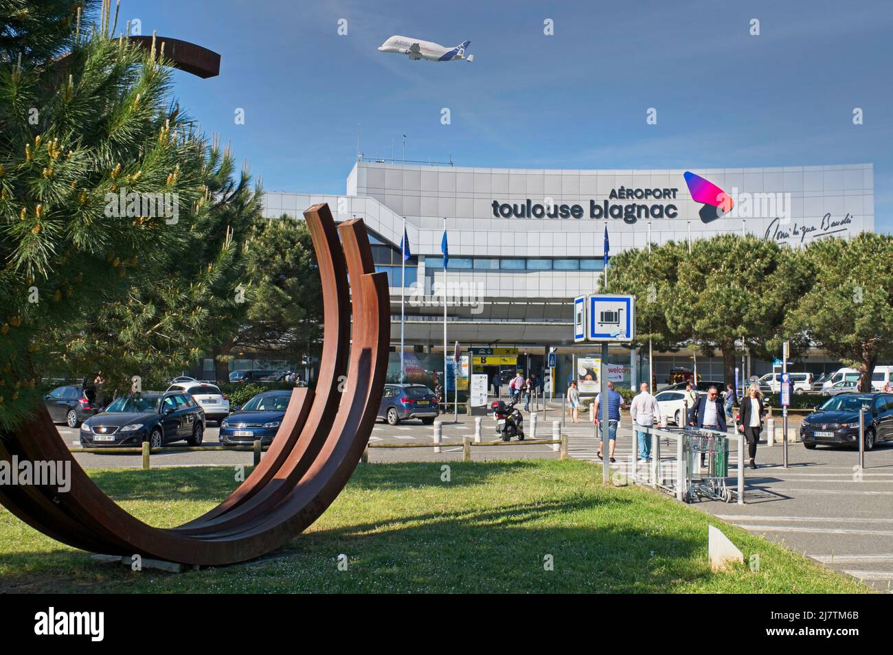 Toulouse haute-Garonne France 05.10.22 Toulouse–Blagnac, sixième aéroport international le plus occupé de France. Entrée principale, passagers arrivant. Banque D'Images