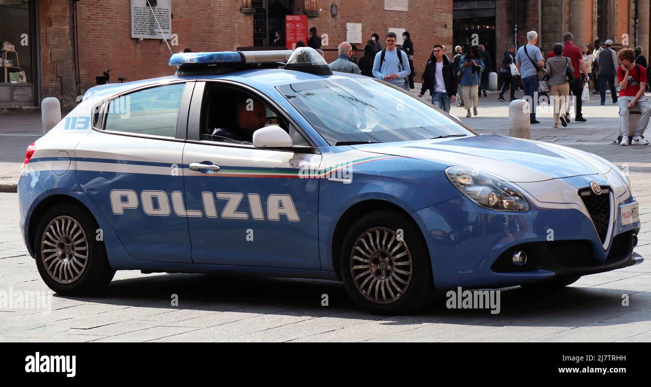 Voiture de police italienne. Polizia Italiana, garder la sécurité à Bologne. Banque D'Images