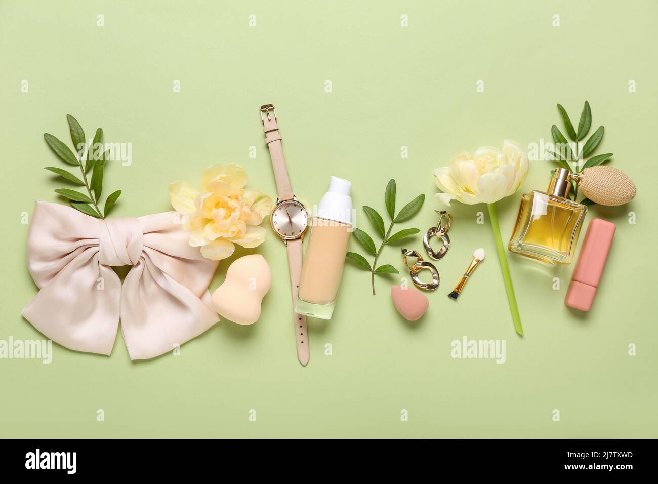 Produits de maquillage parfum, brosse, fleurs horloge, téléphone mobile  avec sac cosmétique sur fond jaune Photo Stock - Alamy