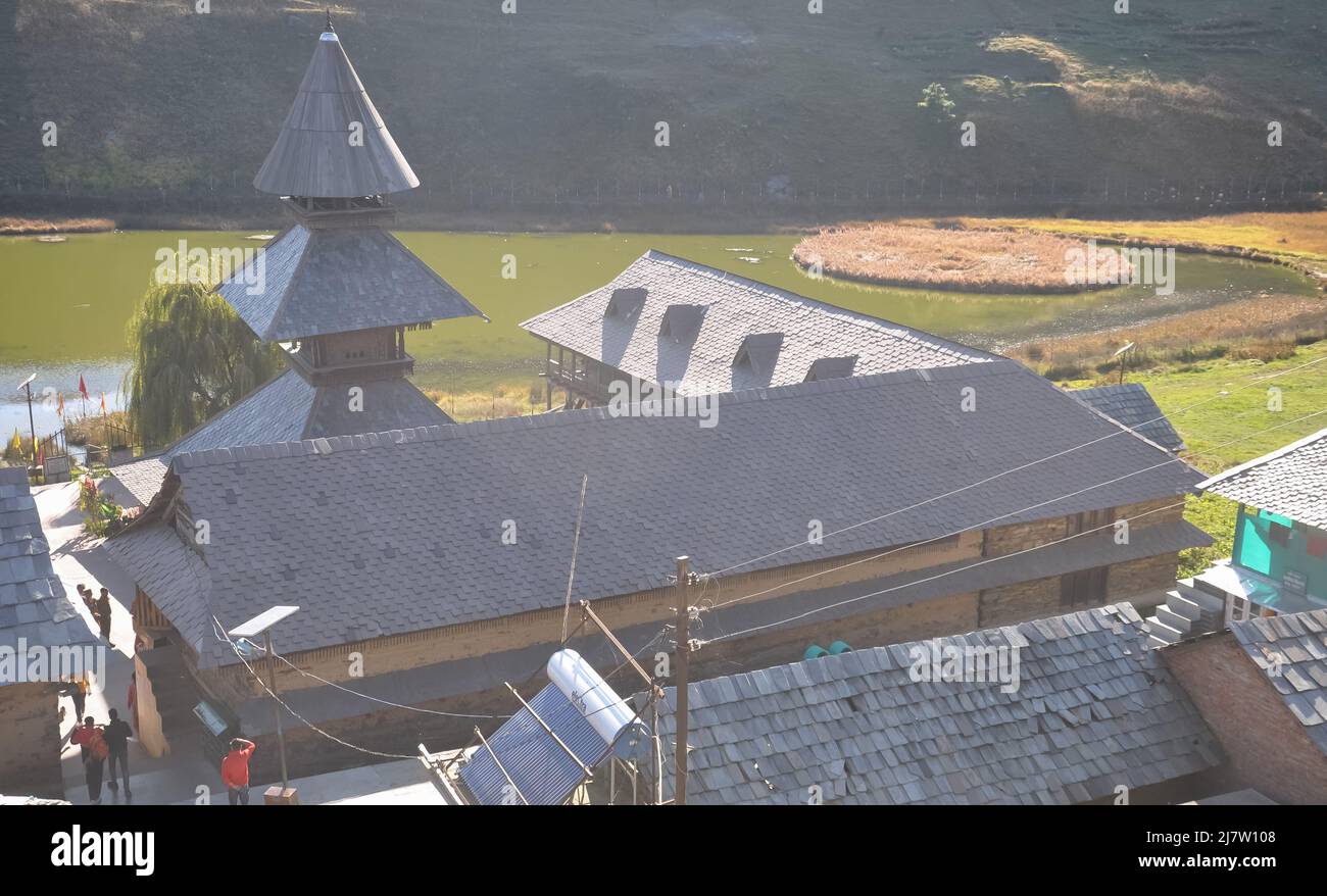 Mandi, Himachal Pradesh, Inde - 10 16 2021: Vue de l'ancien temple de Rishi Parasar et du lac Prasar situé à une altitude de 2 730 mètres (8 960 pieds) Banque D'Images