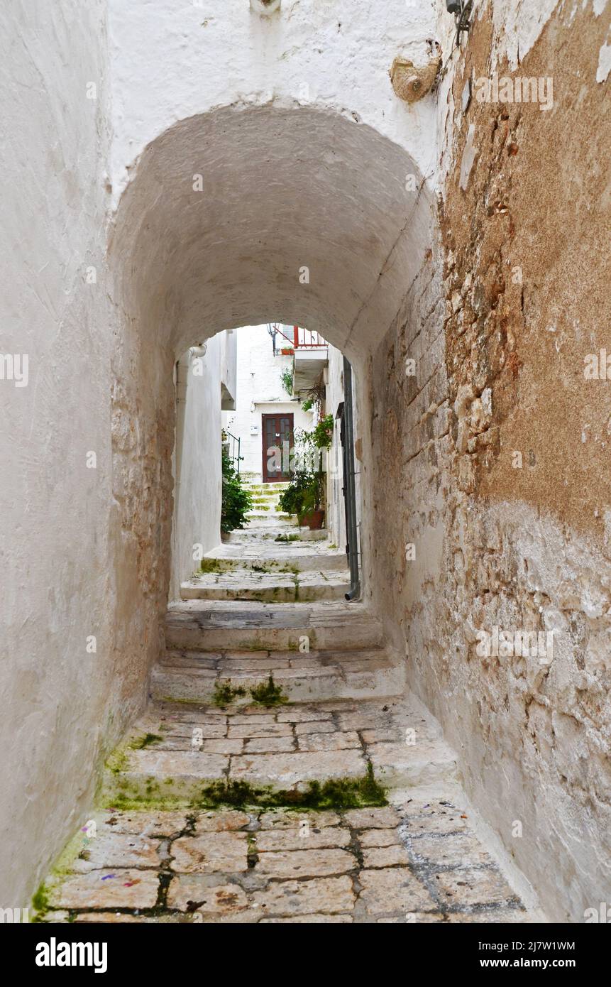 Une ruelle étroite dans la vieille ville d'Ostuni, Puglia, Italie Banque D'Images