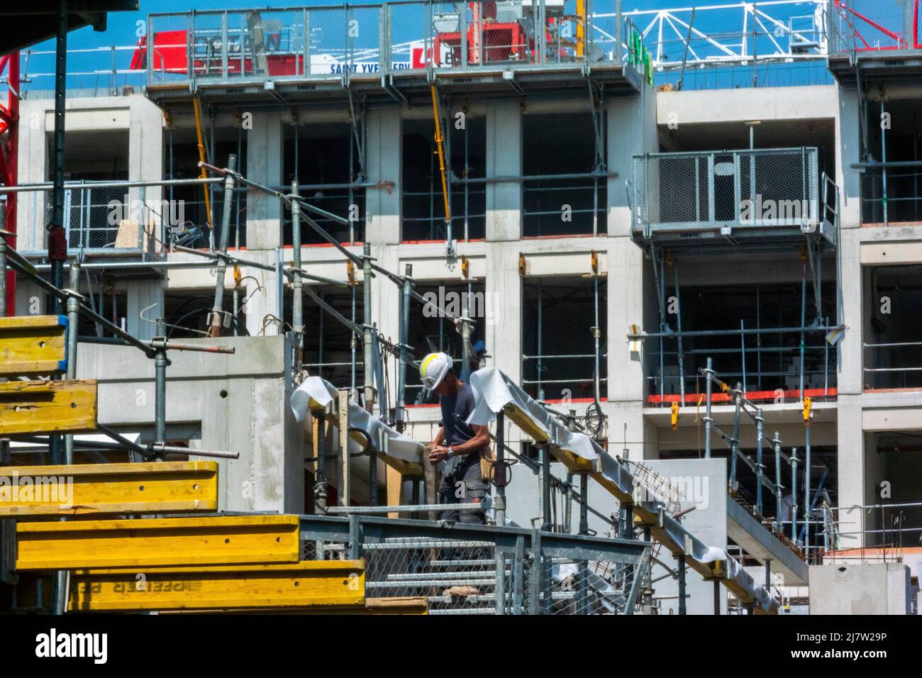 ile-Saint-Denis, France, hommes en activité, chantier, Village des athlètes immeubles d'appartements, extérieur, dépenses publiques en France Banque D'Images