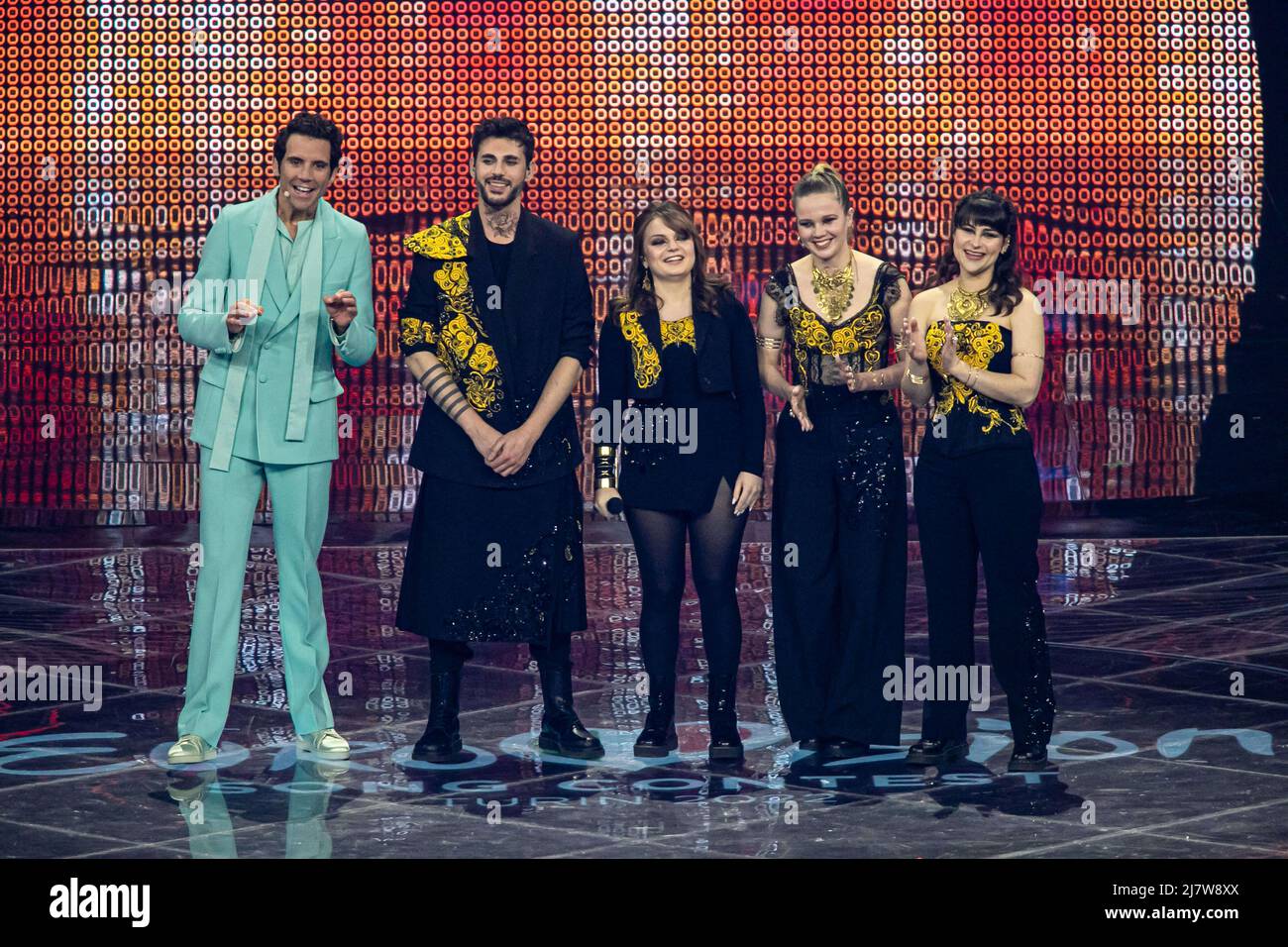 Mika avec Alan et Ahez pour la France se produit sur scène lors de la demi-finale 1st du Concours Eurovision de la chanson. Turin (Italie) le 10th mai 2022. Photo de Marco Piovanotto/ABACAPRESS.COM Banque D'Images