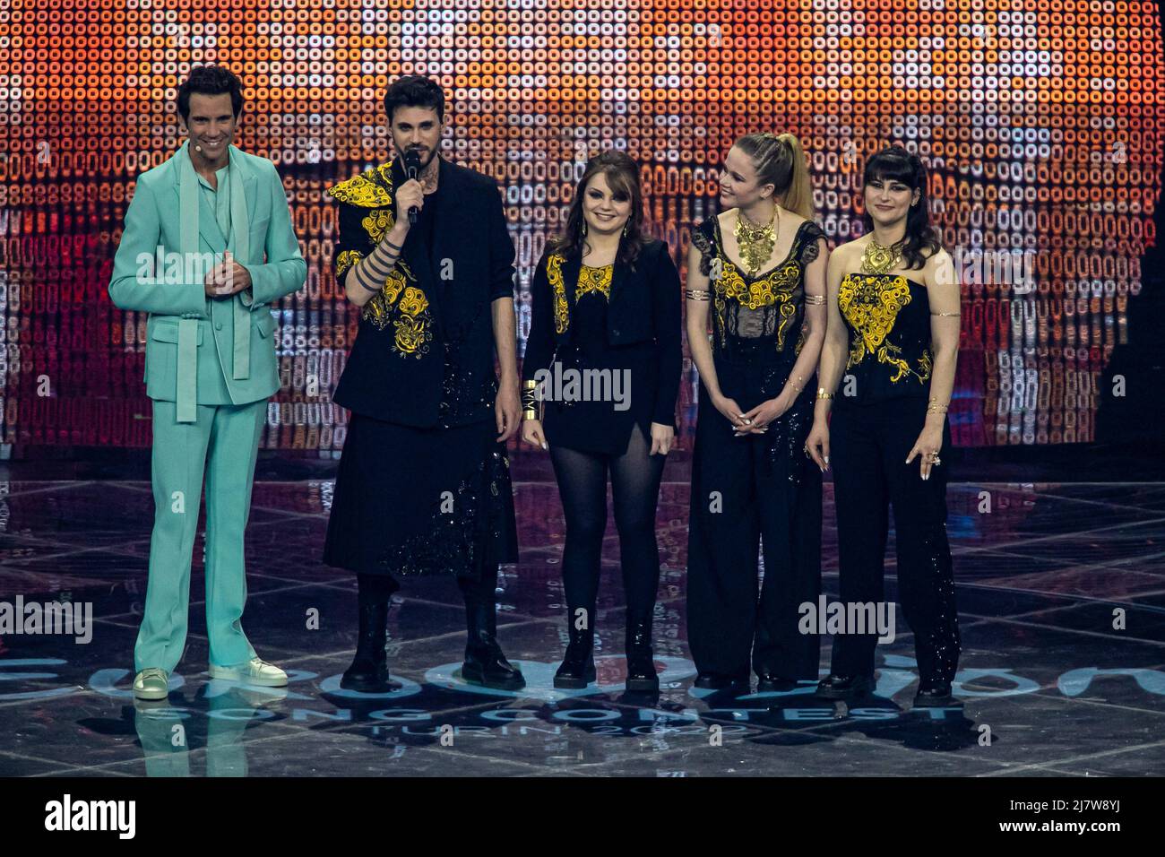 Mika avec Alan et Ahez pour la France se produit sur scène lors de la demi-finale 1st du Concours Eurovision de la chanson. Turin (Italie) le 10th mai 2022. Photo de Marco Piovanotto/ABACAPRESS.COM Banque D'Images