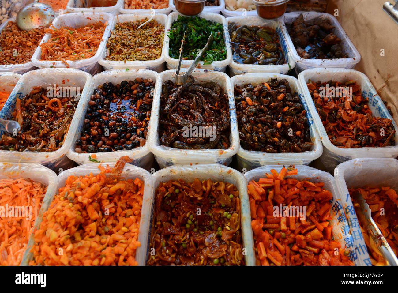 Pickles chinois ( jiàngcài ) vendus sur un marché coloré à chaoyangmen, Beijing, Chine. Banque D'Images