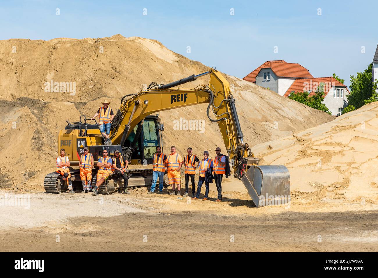 Cottbus, Allemagne. 10th mai 2022. Les ouvriers de la construction assisteront à la cérémonie symbolique de rupture à la nouvelle usine ferroviaire de Cottbus le premier des deux salles d'entretien pour la réparation des TRAINS ICE 4 sera construit à la nouvelle usine de Deutsche Bahn à Cottbus d'ici 2024. La Deutsche Bahn affirme qu'elle investira au moins un milliard d'euros dans le projet de construction. Credit: Frank Hammerschmidt/dpa/Alay Live News Banque D'Images