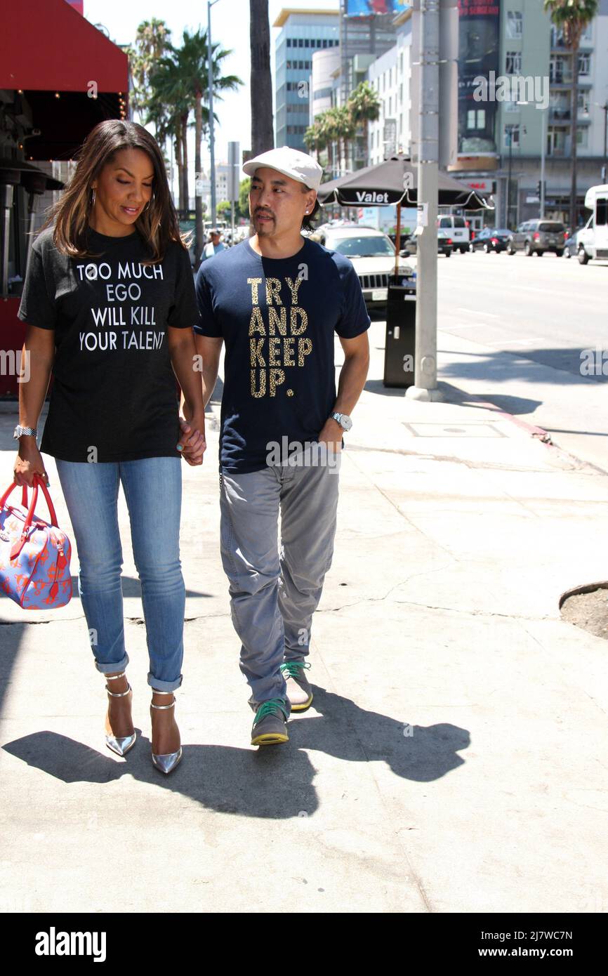 LOS ANGELES - JUL 29 : Arthel Neville, Taku Hirano au Celebrity soupirant au restaurant Magnolia le 29 juillet 2014 à Los Angeles, CA Banque D'Images