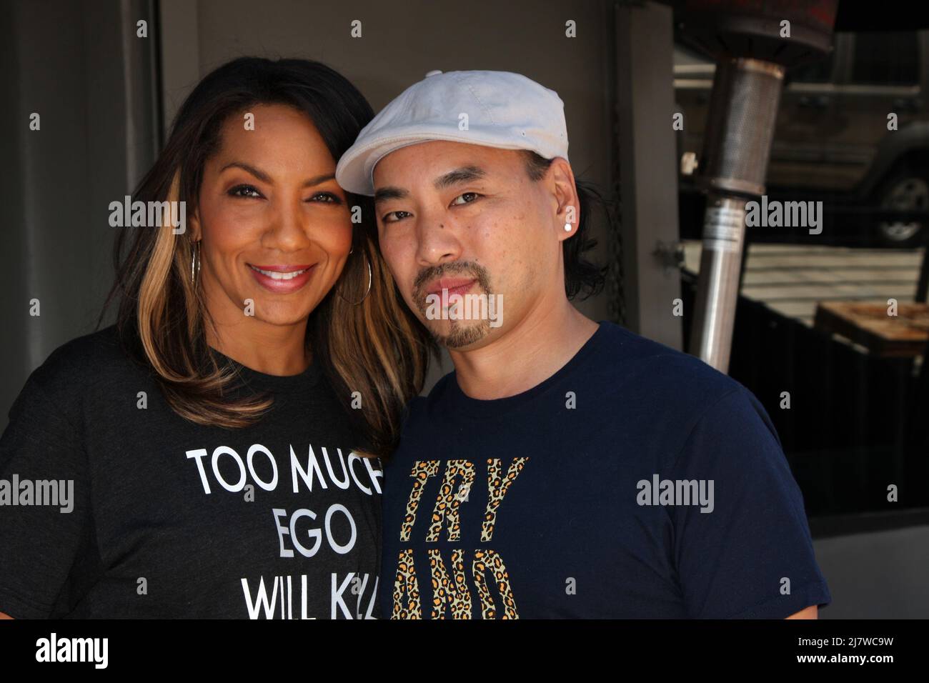 LOS ANGELES - JUL 29 : Arthel Neville, Taku Hirano au Celebrity soupirant au restaurant Magnolia le 29 juillet 2014 à Los Angeles, CA Banque D'Images