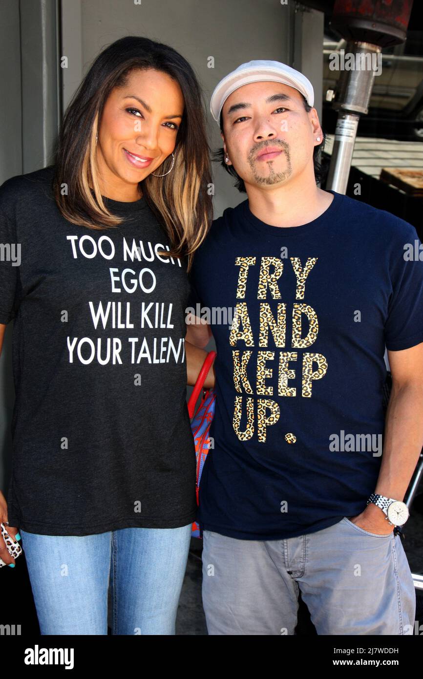 LOS ANGELES - JUL 29 : Arthel Neville, Taku Hirano au Celebrity soupirant au restaurant Magnolia le 29 juillet 2014 à Los Angeles, CA Banque D'Images