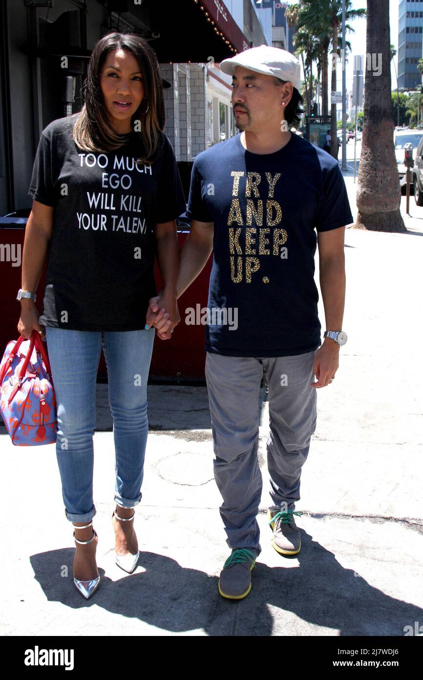 LOS ANGELES - JUL 29 : Arthel Neville, Taku Hirano au Celebrity soupirant au restaurant Magnolia le 29 juillet 2014 à Los Angeles, CA Banque D'Images