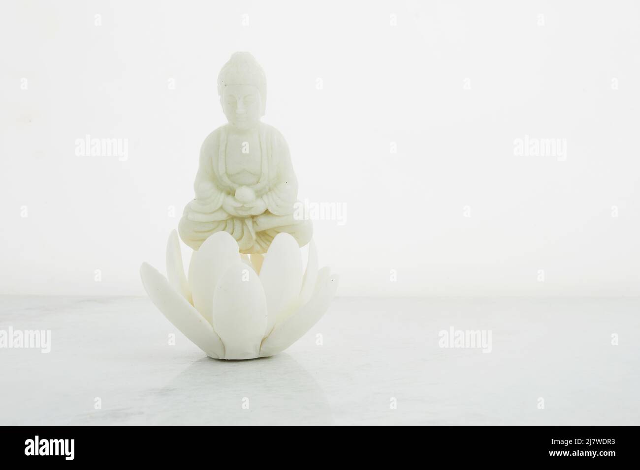 Vesak, Wesak, anniversaire de Bouddha. Statue de Bouddha avec lotus sur fond blanc. Rituel spa. Santé mentale et méditation. Banque D'Images