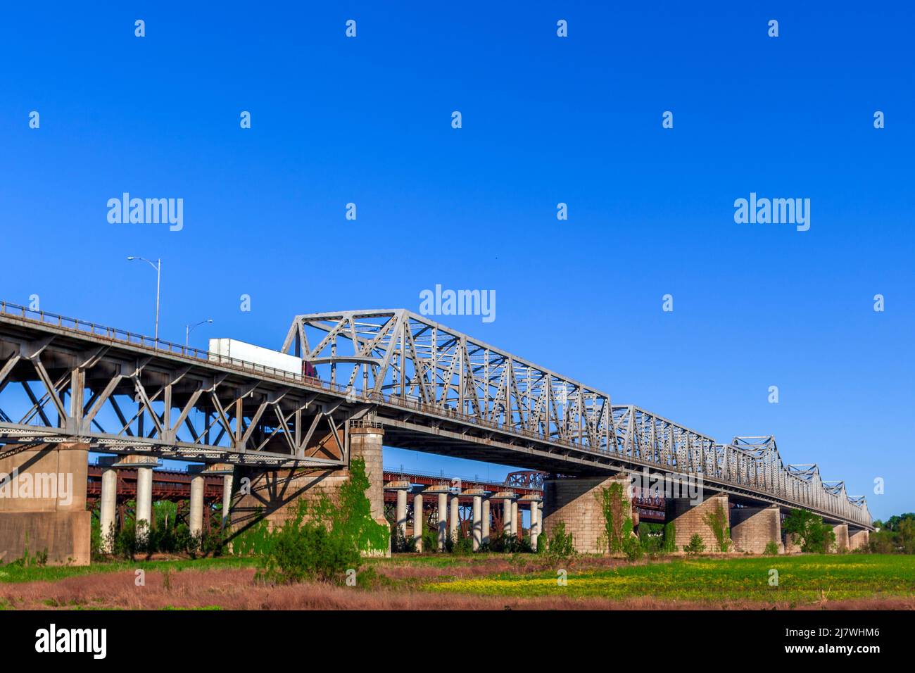 Le Memphis Arkansas Memorial Bridge sur l'Interstate 55 traversant le fleuve Mississippi entre West Memphis, Arkansas et Memphis, Tennessee. Avec le F Banque D'Images