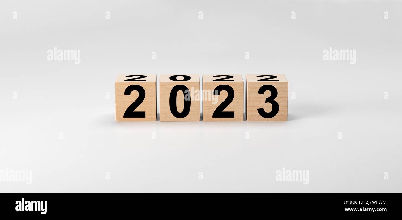 Nouvel an 2023 sur des cubes en bois. Cube en bois avec les numéros 2021 début de la nouvelle année. changement de bloc de cube en bois de 2022 à 2023. Gestion des affaires, je Banque D'Images