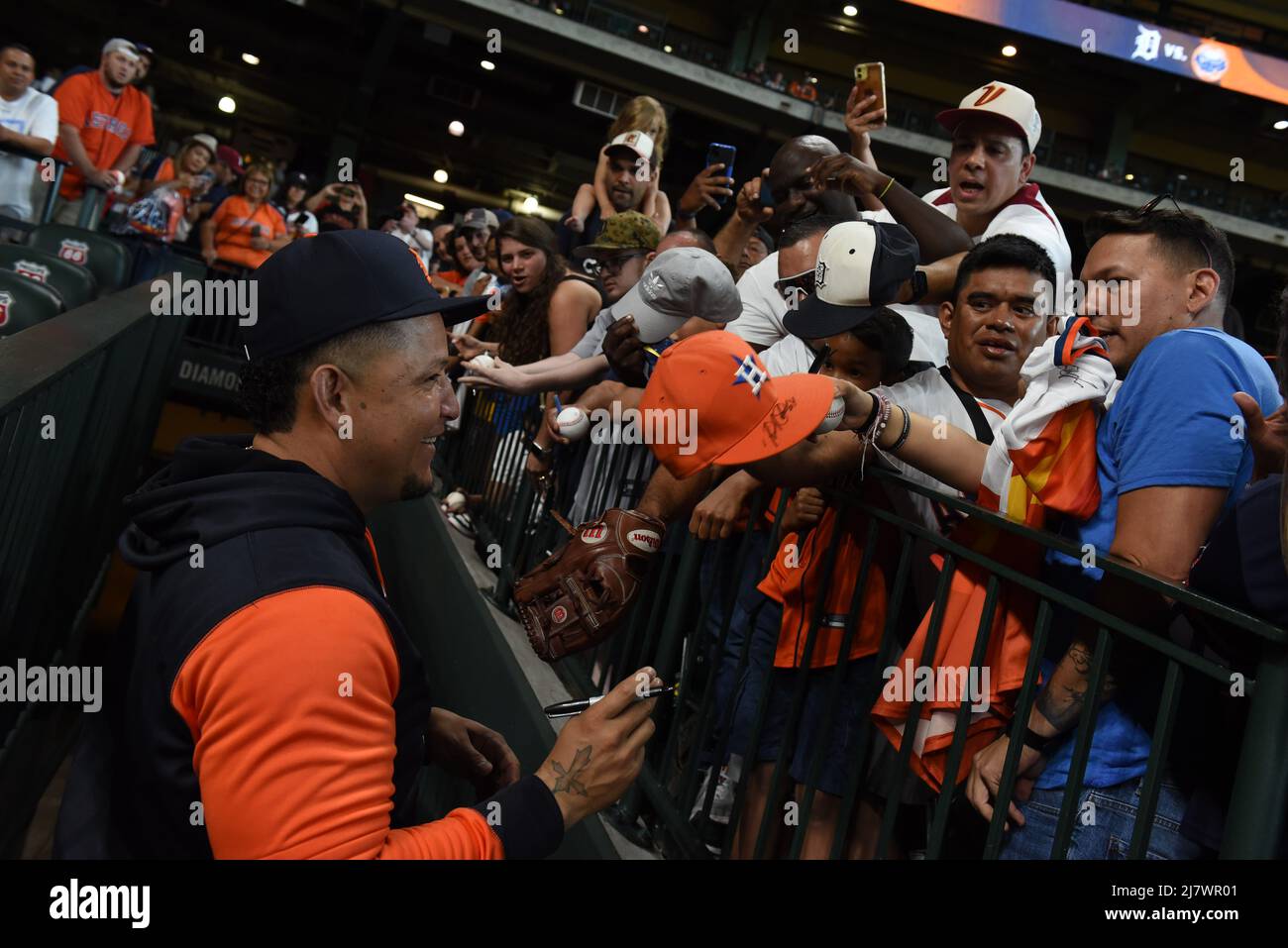 Miguel Cabrera (24) signe des autographes avant le match de la MLB entre les Astros de Houston et les Tigres de Detroit le jeudi Banque D'Images