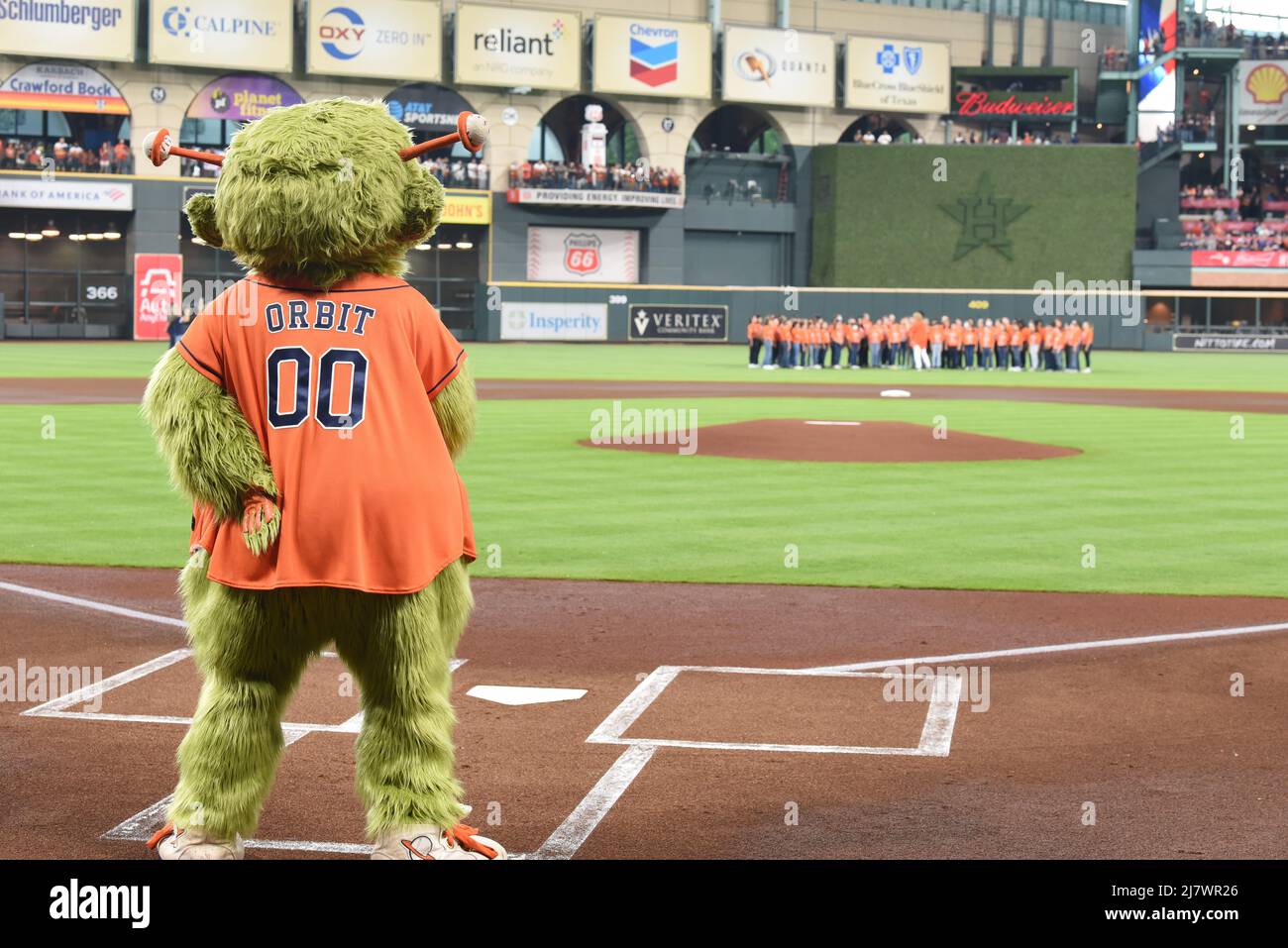 La mascotte des Houston Astros Orbit chante l'hymne national avant le match de la MLB entre les Houston Astros et les Detroit Tigers le jeudi 6 mai 2022 a Banque D'Images