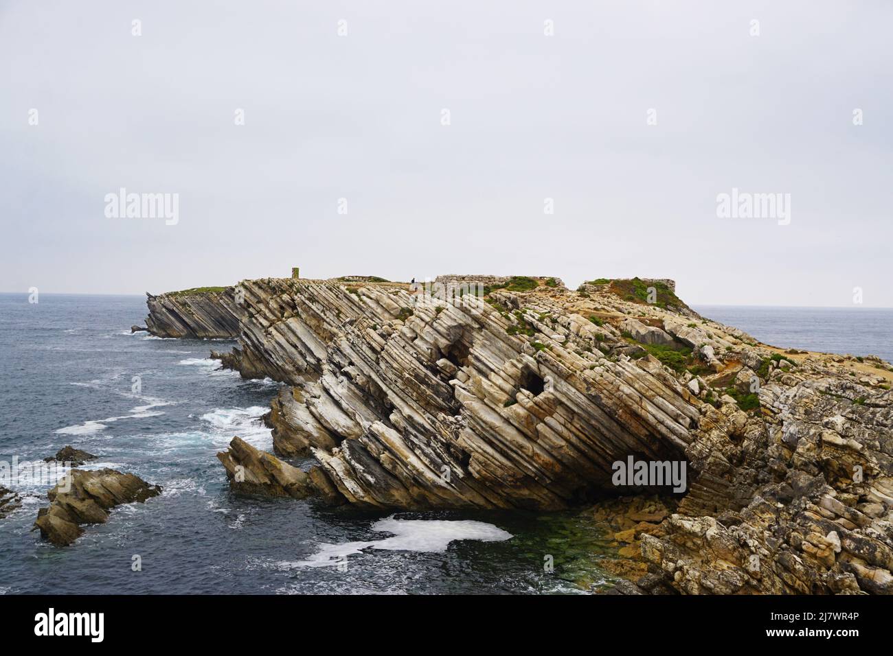 Des falaises et des motifs naturels étonnants sur une petite île de l'océan Atlantique à Baleal Banque D'Images