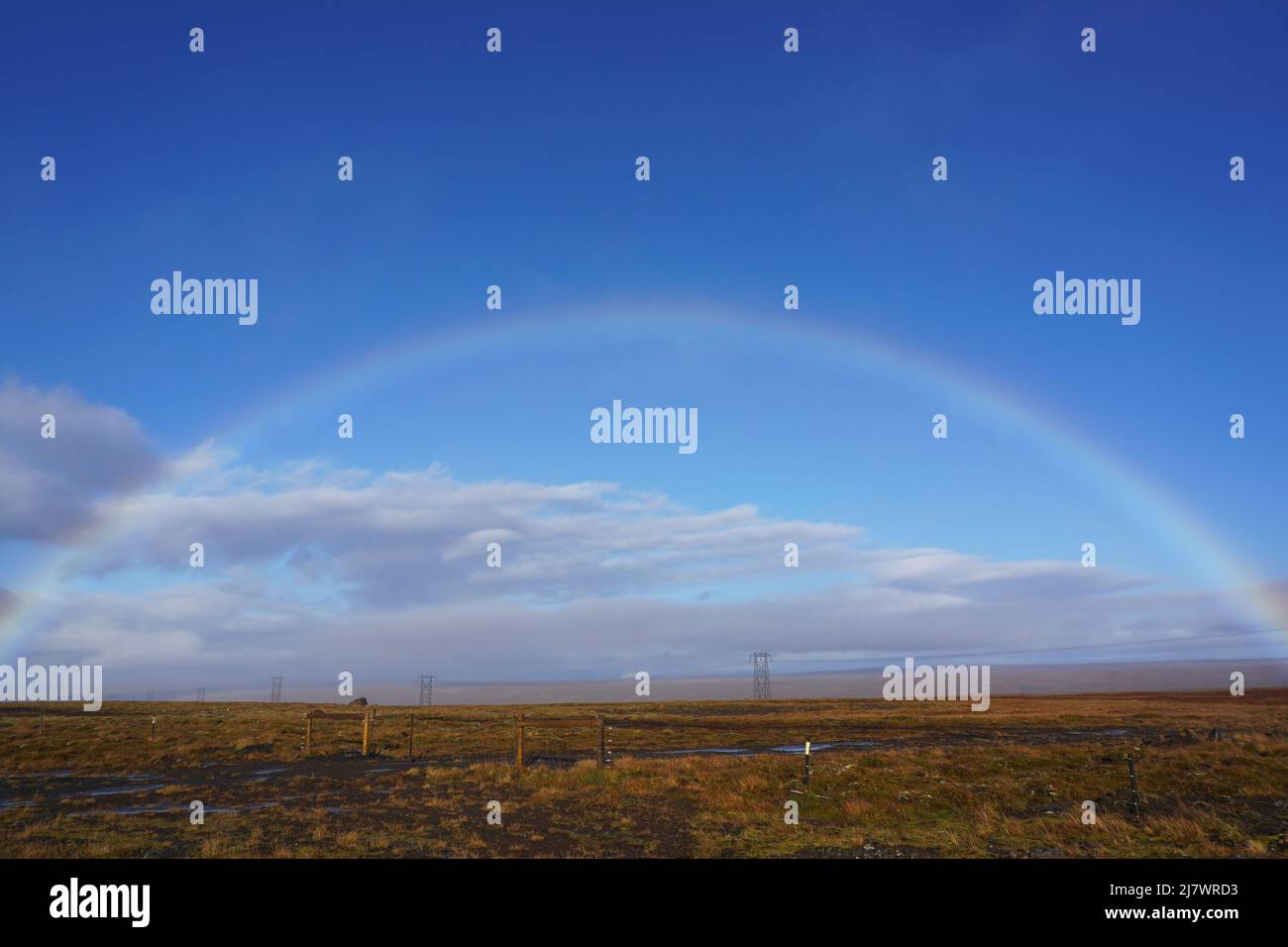 180 Arc-en-ciel complet sur le terrain sur le périphérique, nord-ouest de l'Islande Banque D'Images