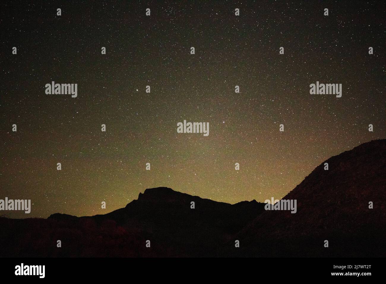 Étoiles dans le ciel de nuit au-dessus du parc national de Teide sur l'île de Tenerife, Espagne. Banque D'Images