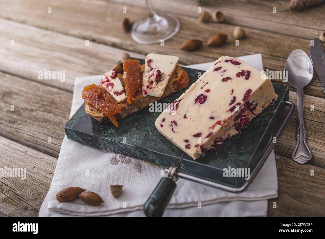 Un assortiment de différents types de fromage avec du vin, et des raisins, tiré d'en haut sur un fond rustique foncé avec un lieu pour le texte, la photo carrée. Banque D'Images
