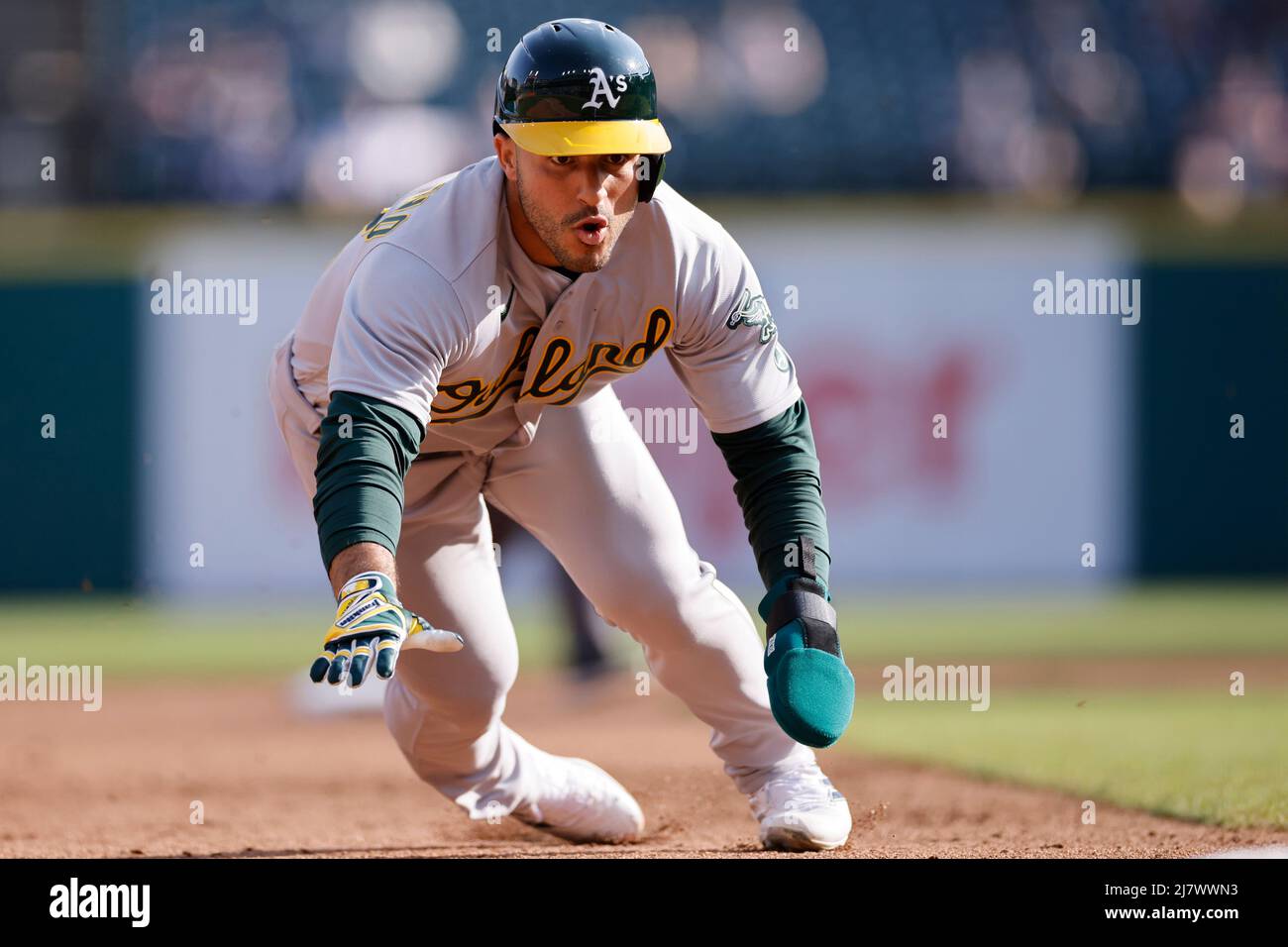 DETROIT, mi - 10 MAI : Ramon Laureano (22 ans), le bon Fielder d'Oakland Athletics, plonge en troisième position contre les Tigers de Detroit au Comerica Park le 10 mai 2022 à Detroit, Michigan. (Joe Robbins/image du sport) Banque D'Images