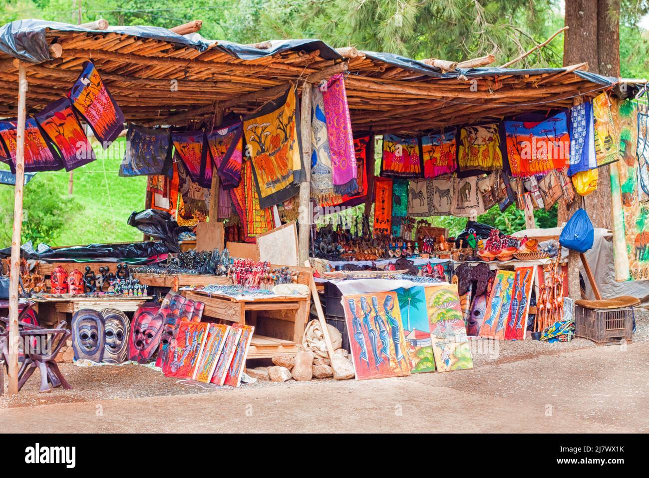 Bijoux traditionnels africains colorés, accessoires, souvenirs faits à la main vendus sur le marché hebdomadaire en afrique du Sud Banque D'Images