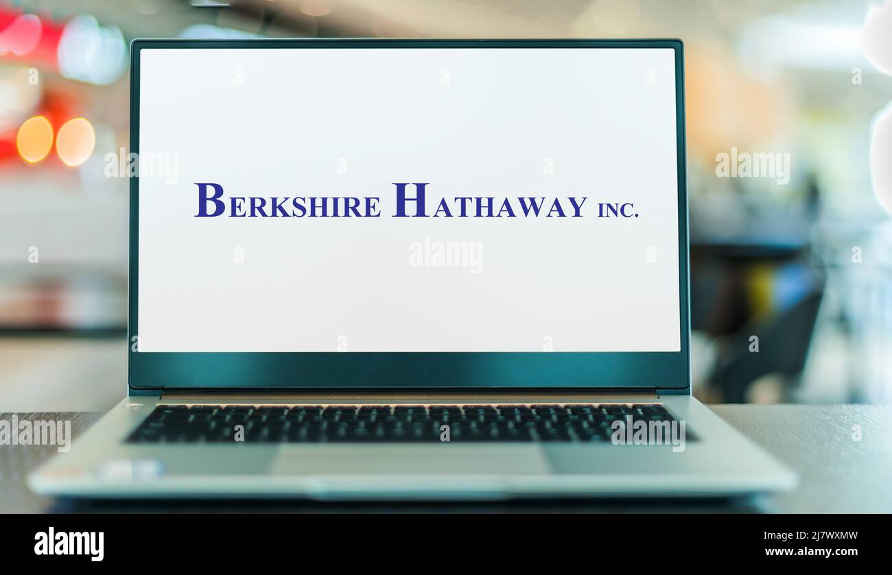 POZNAN, POL - OCT 1, 2021: Ordinateur portable affichant le logo de Berkshire Hathaway Inc., un conglomérat américain multinational holding société headquar Banque D'Images