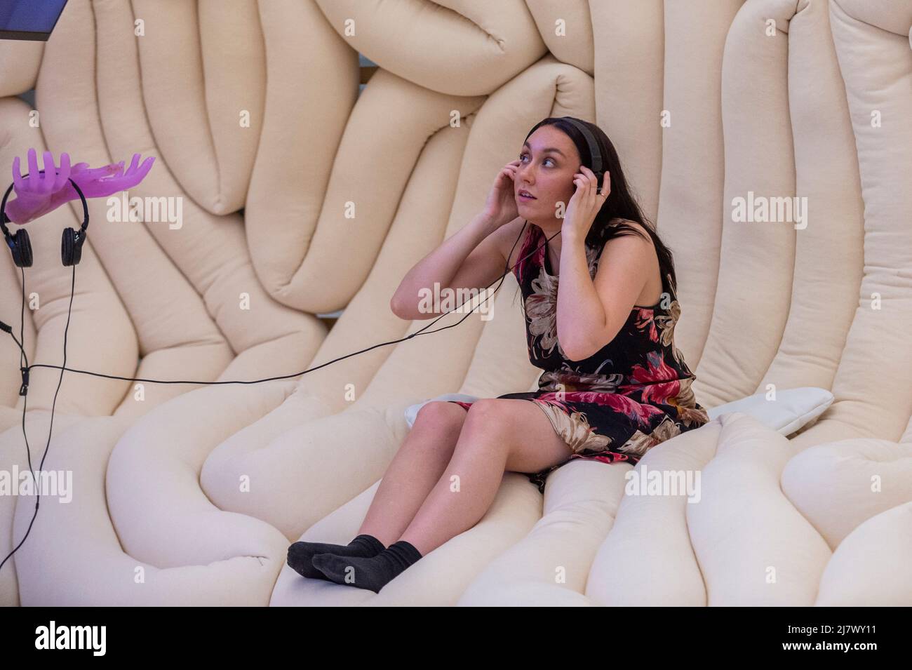 Londres, Royaume-Uni. 11 mai 2022. Un membre du personnel fait l'expérience de 'Virgin Atlantic ASMR', 2021, par Virgin Atlantic. Aperçu de l’exposition “la sensation étrange se sent bien : le monde de l’ASMR” au Musée du Design. Lancée en prévision de la semaine de sensibilisation à la santé mentale, l'exposition explore le phénomène de la réponse sensorielle autonome (ASMR), une sensation physique de picotements, d'euphorie ou de calme provoquée par le son, le toucher et le mouvement. Le spectacle se déroule du 13 mai au 16 octobre 2022. Credit: Stephen Chung / Alamy Live News Banque D'Images