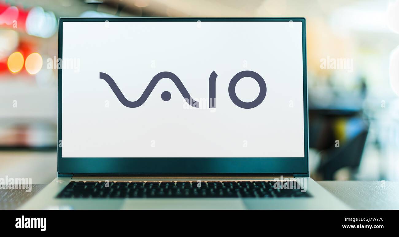 POZNAN, POL - 05 FÉVRIER 2022 : ordinateur portable affichant le logo de VAIO, une marque d'ordinateurs personnels et d'électronique grand public, actuellement développée par Ja Banque D'Images