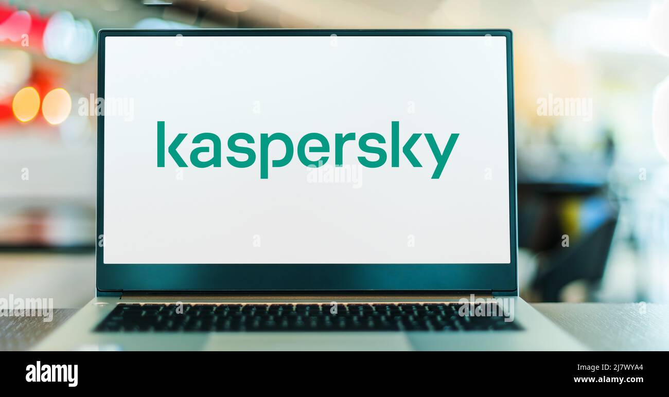 POZNAN, POL - APR 7, 2022 : ordinateur portable affichant le logo de Kaspersky Lab, un fournisseur multinational de cybersécurité et d'anti-virus dont le siège est à Mo Banque D'Images