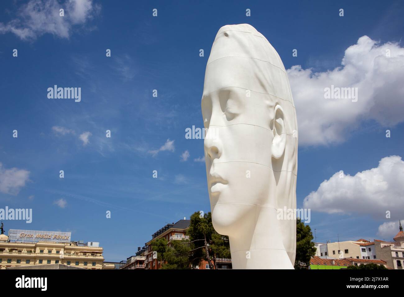Madrid, Espagne. Mai 9 2022. Une œuvre du sculpteur catalan Jaume Plensa appelée Julia à la Plaza de Colon. Une sculpture blanche sous forme de tête femelle contre Banque D'Images