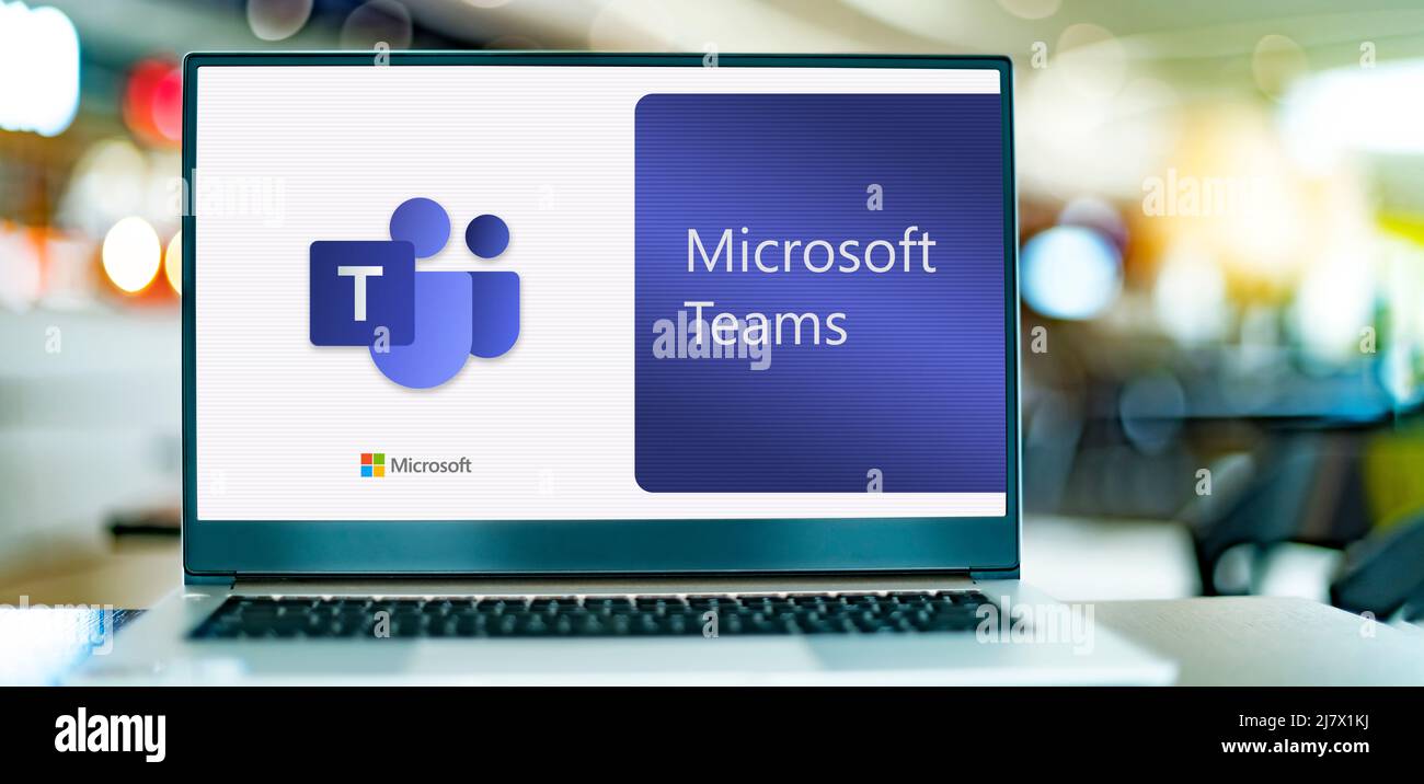 POZNAN, POL - DEC 12, 2021: Ordinateur portable affichant le logo de Microsoft Teams, une plate-forme unifiée de communication et de collaboration Banque D'Images