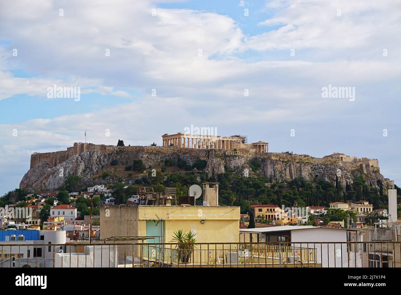 Le Parthénon et l'Acropole d'Athènes, vus depuis l'une des nombreuses terrasses sur le toit du centre-ville Banque D'Images
