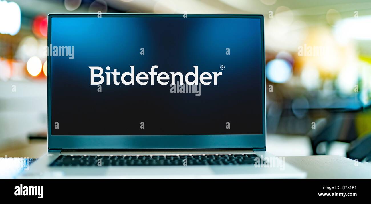 POZNAN, POL - APR 7, 2022: Ordinateur portable affichant le logo de Bitdefender, une société roumaine de logiciels de cybersécurité et anti-virus Banque D'Images