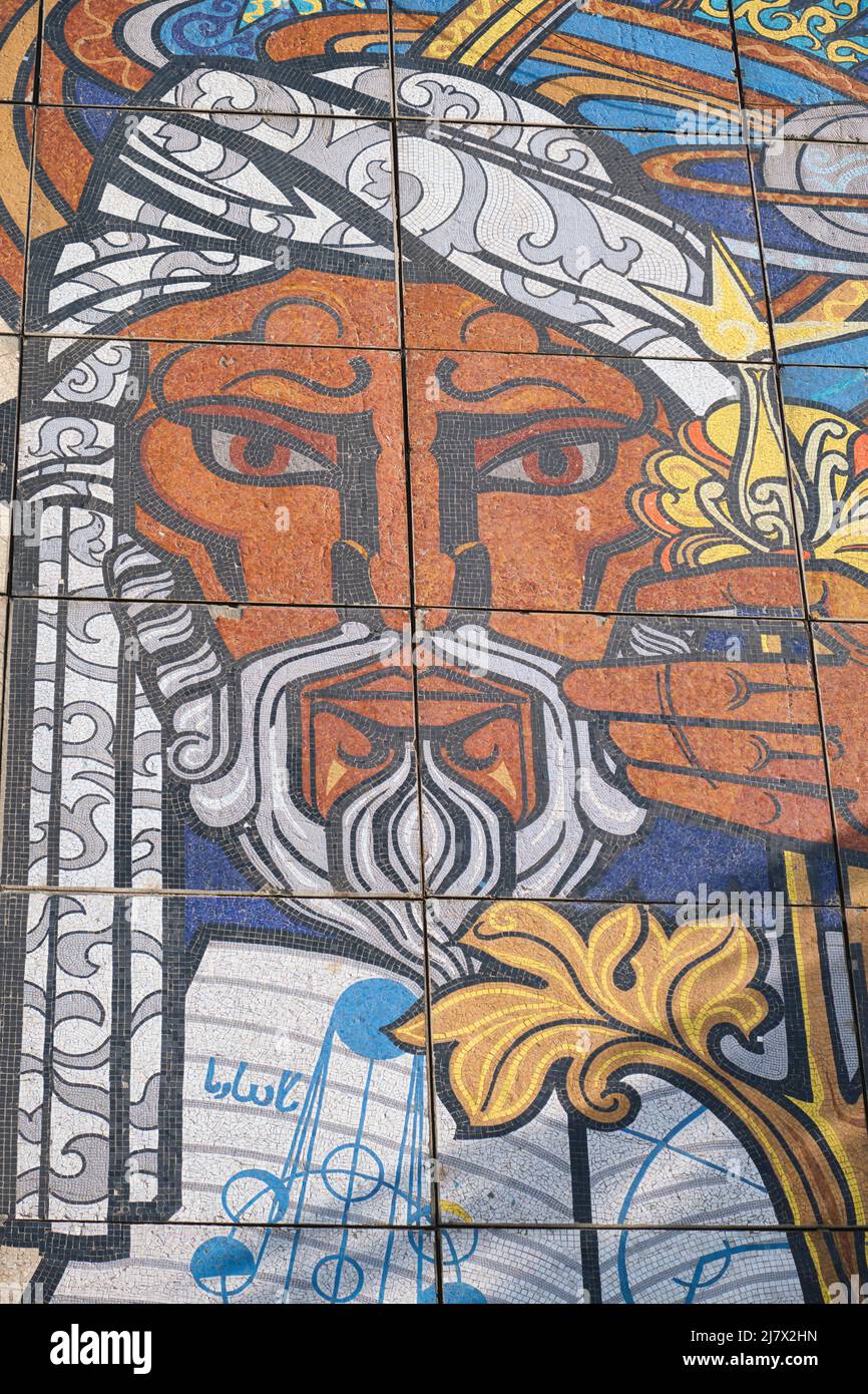 Énorme portrait de l'astronome de la route de la soie, Ulugh Beg. Décoration murale emblématique en mosaïque à l'extrémité d'un immeuble d'appartements à Tachkent, en Ouzbékistan. Banque D'Images