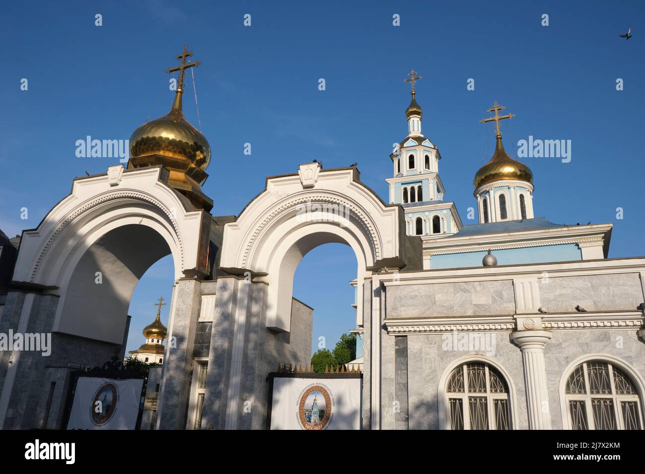 L'entrée avant richement décorée et les dômes d'oignon doré. À l'église baroque de la cathédrale de l'Assomption, dans le bleu vif, à Tachkent, en Ouzbékistan. Banque D'Images