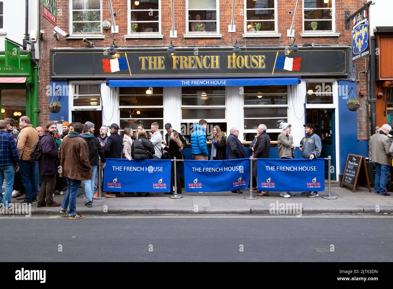 Foule de personnes debout devant le bar-restaurant French House à Dean Street Soho après la pandémie printemps 2022 Londres Angleterre Royaume-Uni KATHY DEWITT Banque D'Images