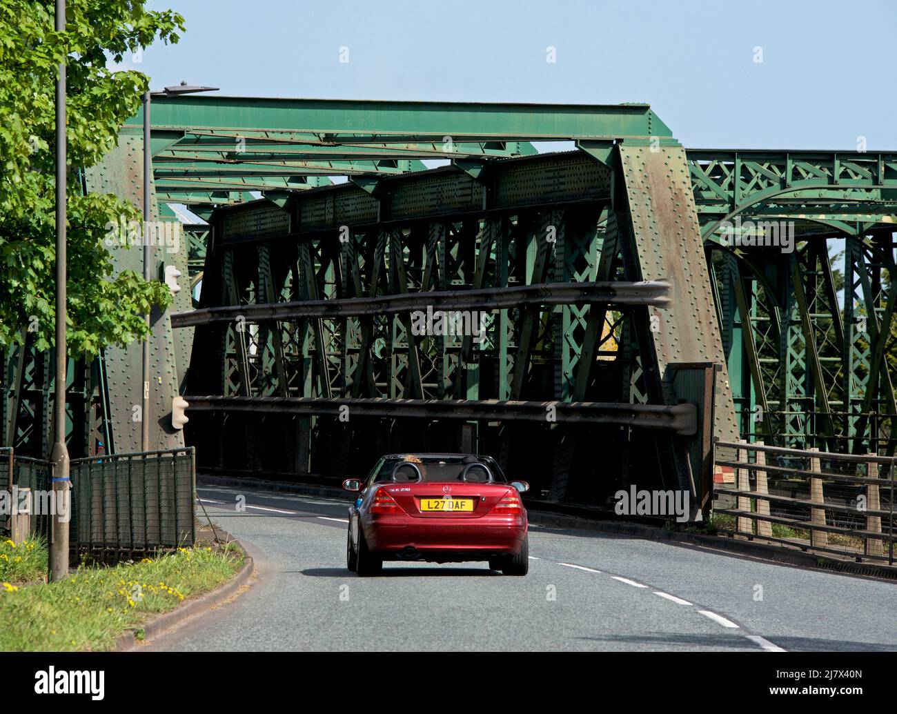 Mercedes SLK voiture de sport sur le pont Keadby, enjambant la rivière Trent près d'Althorpe, North Lincolnshire, Angleterre Royaume-Uni Banque D'Images