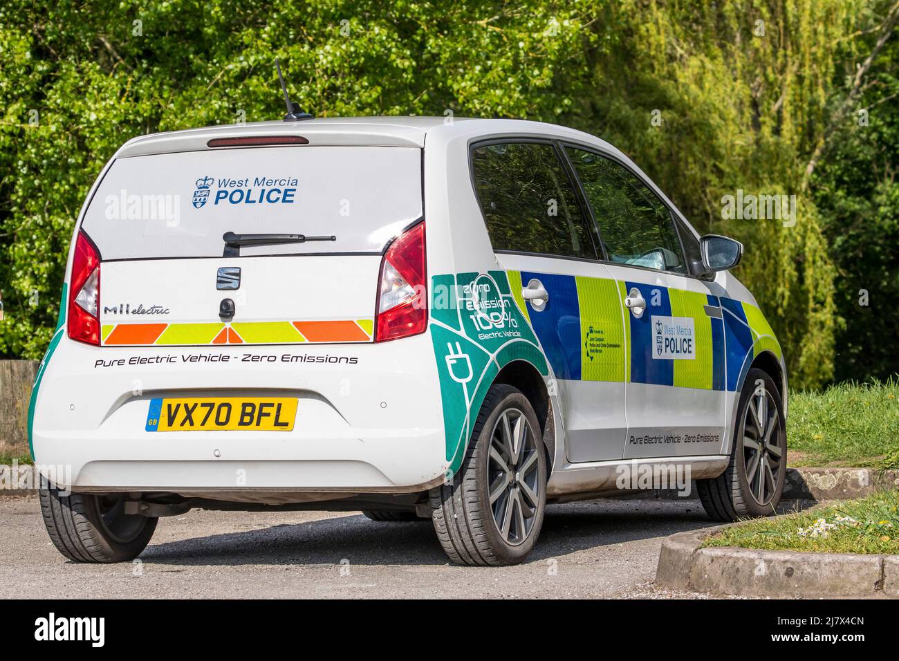 Vue arrière d'une voiture de police électrique à émission nulle de la police de West Mercia, Royaume-Uni, garée dans un parc public. Véhicules de police respectueux de l'environnement. Banque D'Images